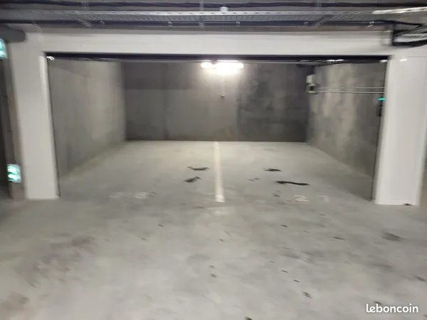 RARE : Grand garage double 29 m² avec compteur EDF et pré-raccordement pour borne recharge électriqu