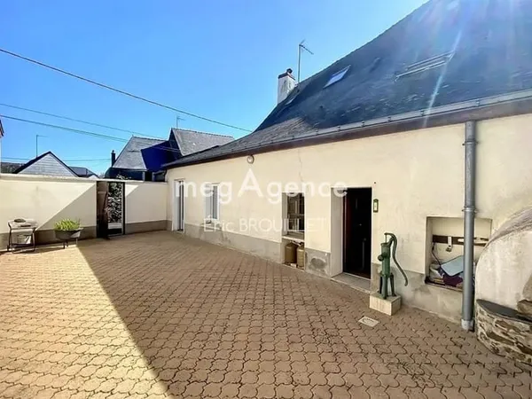 Maison 154 m², beaux volumes, 4 chambres, cour et jardin.