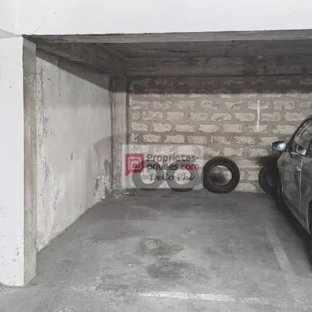 Un emplacement de parking une place