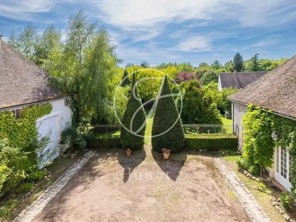 Bléneau - Yonne- Ancien relais de poste de 300m² avec maison d'amis, dépendance et terrain de 1 730m