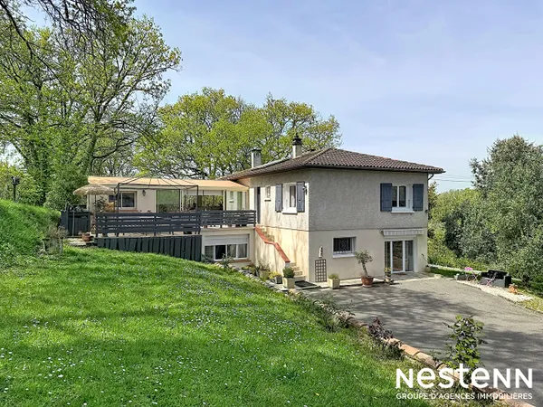 A vendre maison Auch 6 pièces 144 m2 terrain clôturé de 2500m2 avec garage.