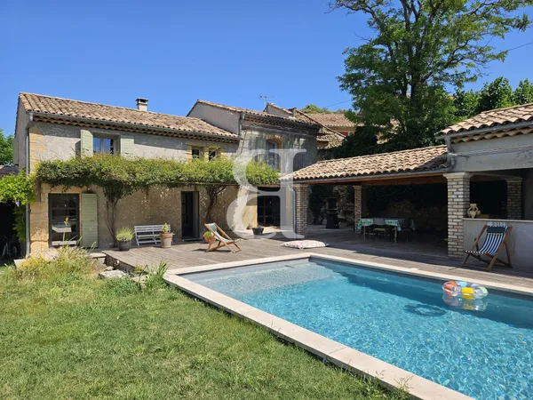 Mas en pierres avec piscine proche de Sainte Cécile les Vignes