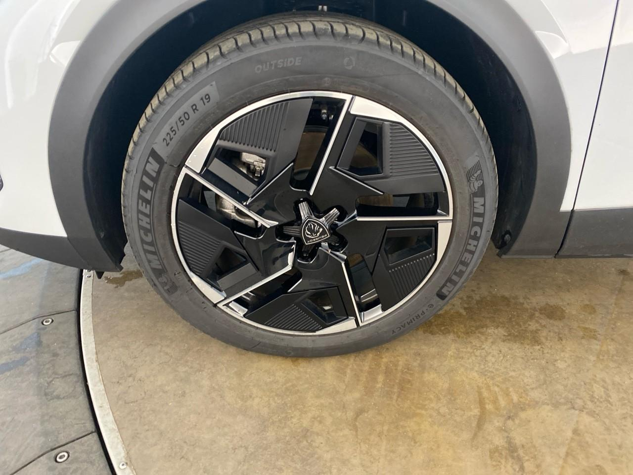 Peugeot 408 electrique 58 kwh 210 ch allure — photo 11