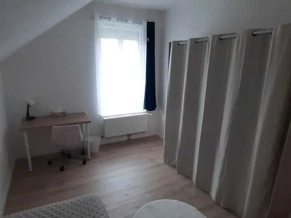 Chambre étudiante dans maison au calme
