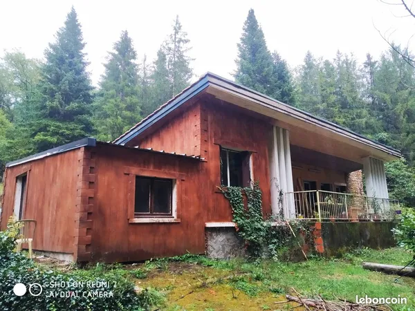 Maison avec forêt et source