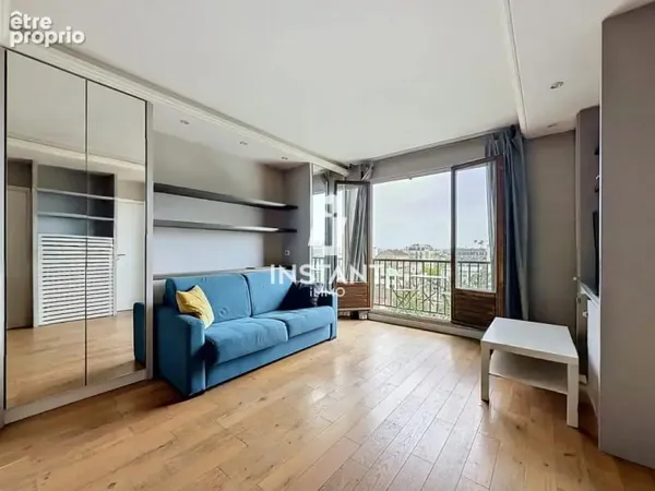 Le calme en hyper-centre : dernier étage, balcon et vue imprena
