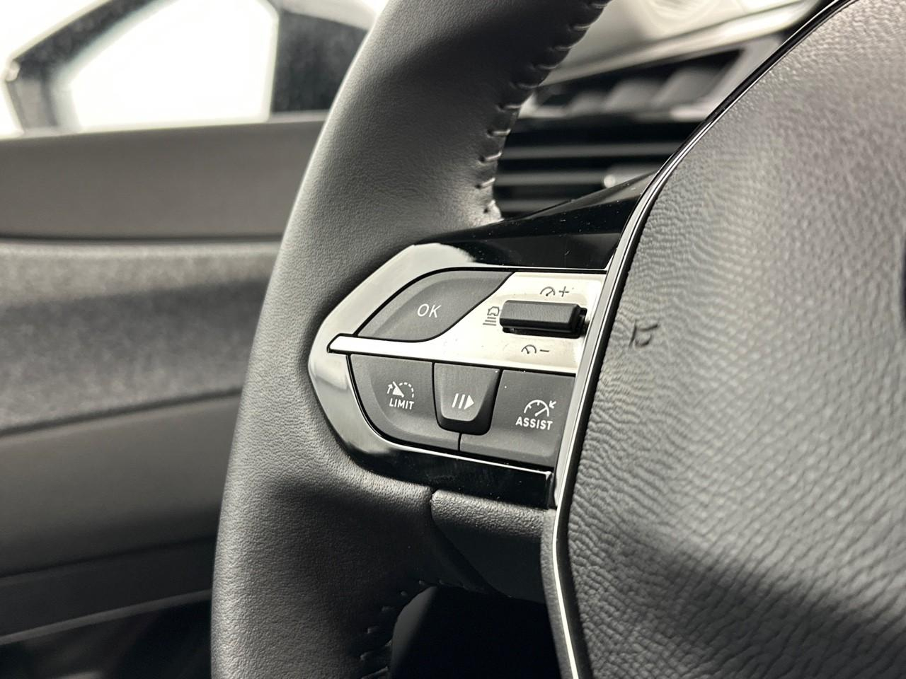 Peugeot 308 hybrid 145 e-dcs6 allure — photo 18
