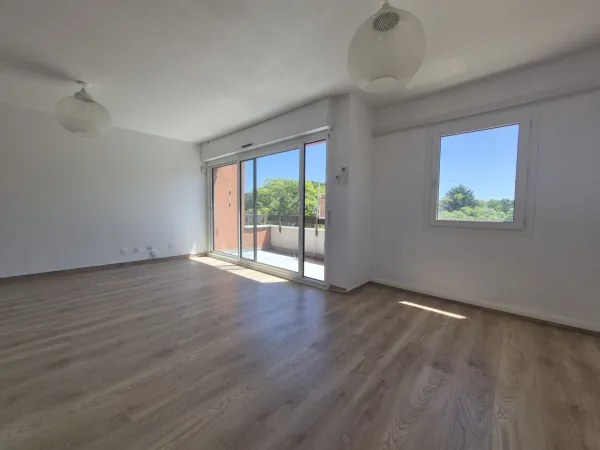 CASTANET TOLOSAN - APPARTEMENT T4 - HYPERCENTRE - DERNIER ETAGE - VUE DEGAGEE SANS VIS-A-VIS - EXPOS