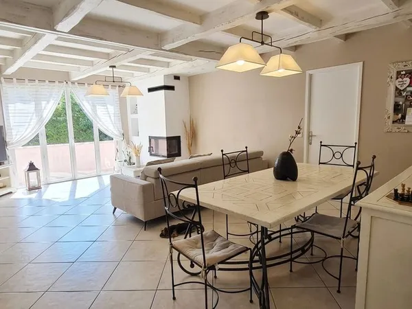 Maison avec piscine et grand garage