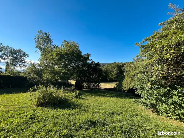 TERRAIN 800 m² CENTRE CRUSEILLES Surface de plancher 160 m²