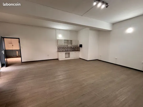 Local 73 m² RDC Plein coeur de ville Saint Benoit