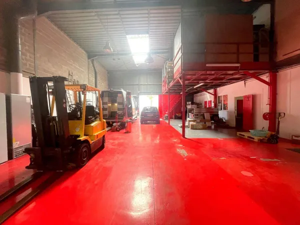 Local d'activité 251 m²