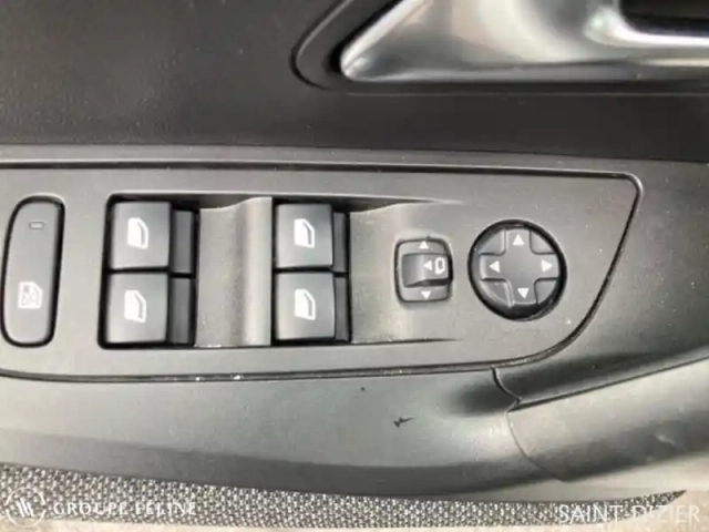 Peugeot 2008 e- 136ch style — photo 12
