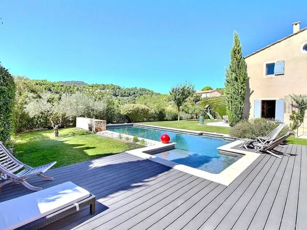 Belle bastide familiale au Barroux avec piscine et grand garage.