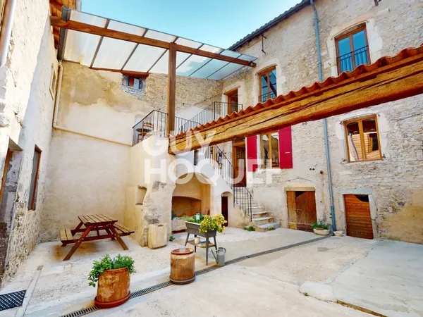 LORIOL-SUR-DRÔME - Ensemble immobilier composé d'une maison et d'un immeuble avec cour intérieure