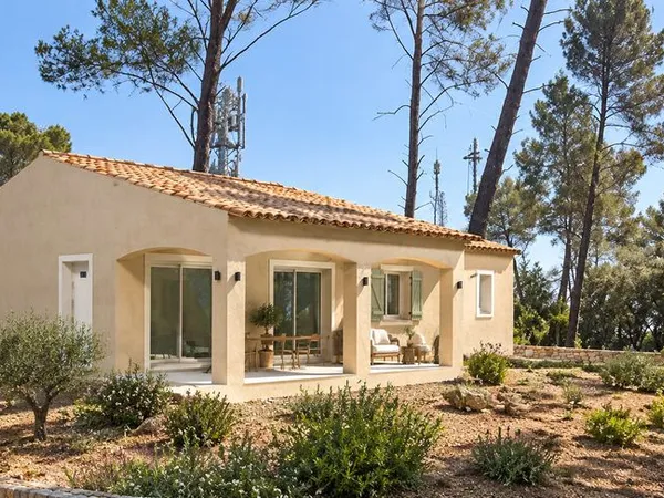 DRAGUIGNAN - Terrain constructible 4 321 m² - permis- Forage - Projet villa - 125 000