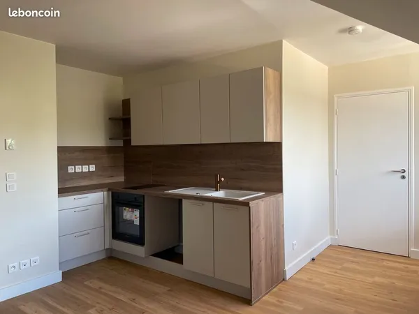 Appartement F2 meublé et stationnement