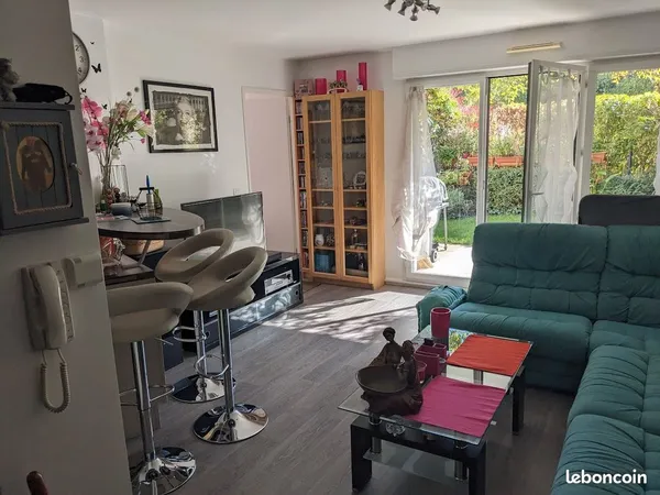 Vend appartement t2 a sarcelles ,résidence fermée, accesseur ,place de parking ,jardin