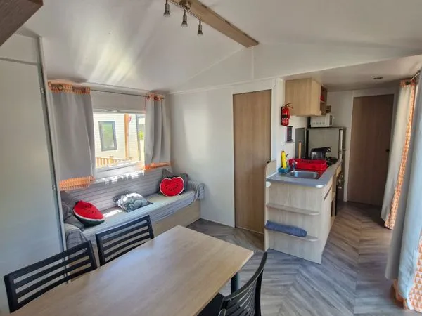 Mobil home dans parc résidentiel de loisirs