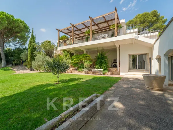 PROPRIÉTÉ D'ARCHITECTE ANNÉES 1950 AVEC VUE EXCEPTIONNELLE SUR LA TOUR MAGNE