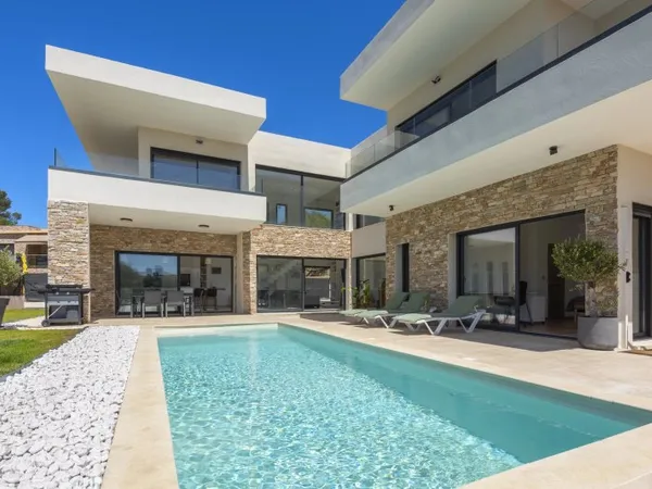 VILLA À SAINT-RAPHAËL – SECTEUR LES PLAINES / PROCHE BOULOURIS AVEC DEUX APPARTEMENTS INDÉPENDANTS