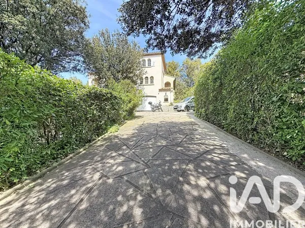 Maison 8 pièces 257 m²