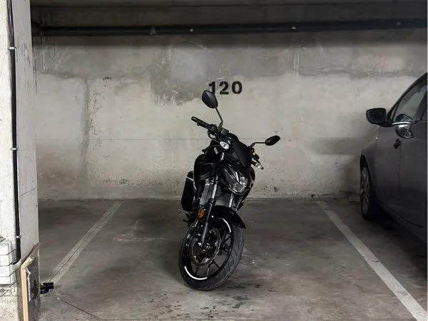 Location parking moto