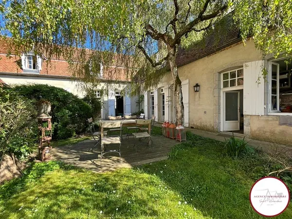 Sud du cher, 25 min de Nevers, Propriété centre ville avec dépendances, jardin et piscine