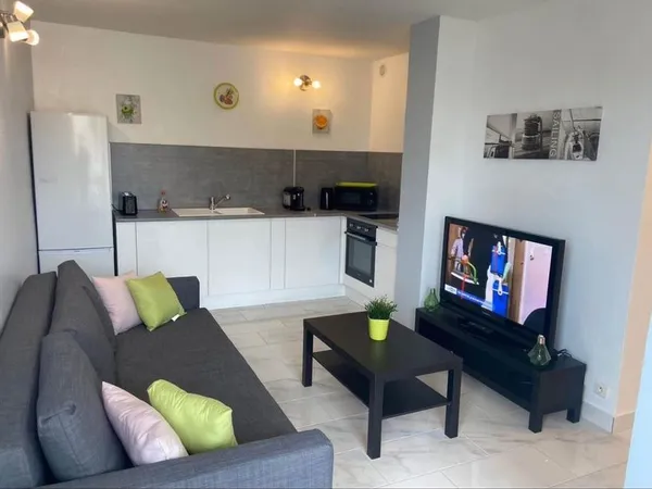 Studio refait à neuf à 200 m plage