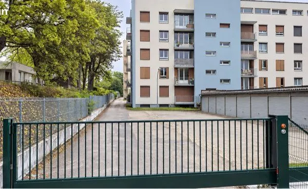 Garage fermé en extérieur dans résidence sécurisée