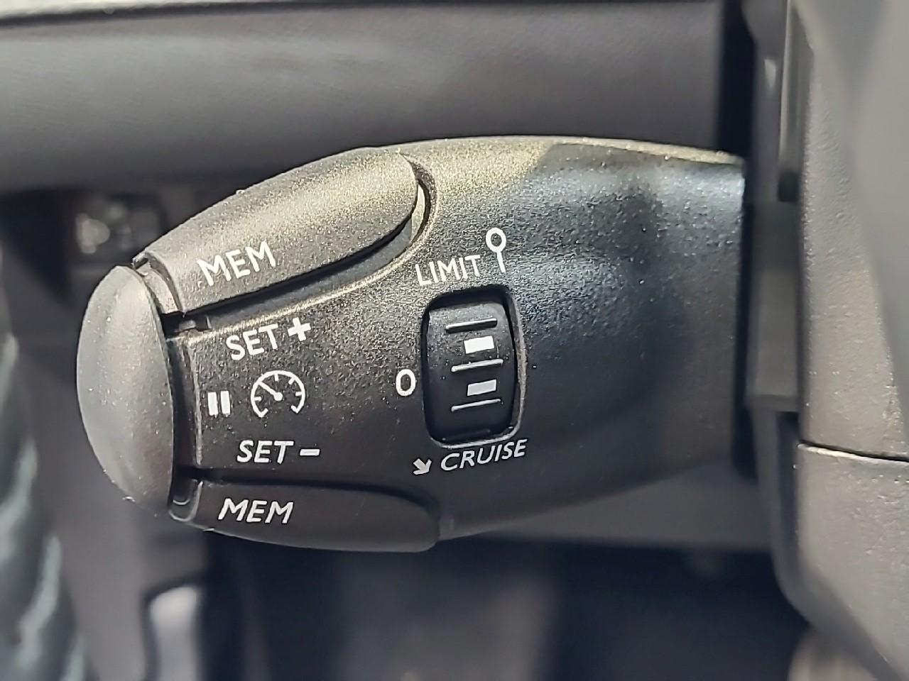 Peugeot 208 hybrid 110 ch e-dcs6 allure — photo 24
