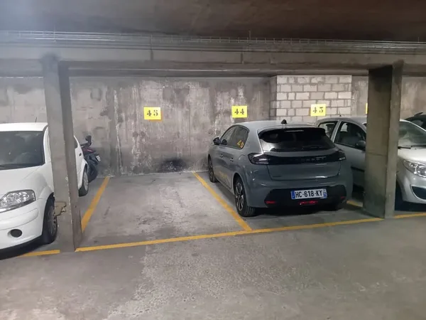 d'une place de parking au mois (Paris)