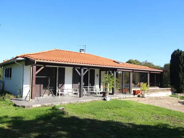 Maison individuelle de trois chambres avec studio d'une chambre, piscine et grand terrain