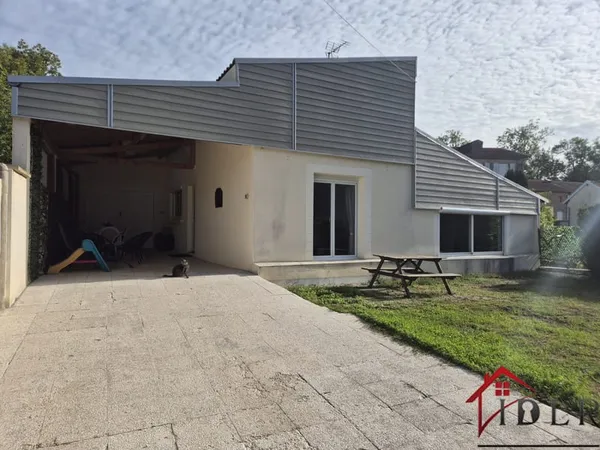 AMBRIERES, maison principale de 94m2 avec maison indépendant