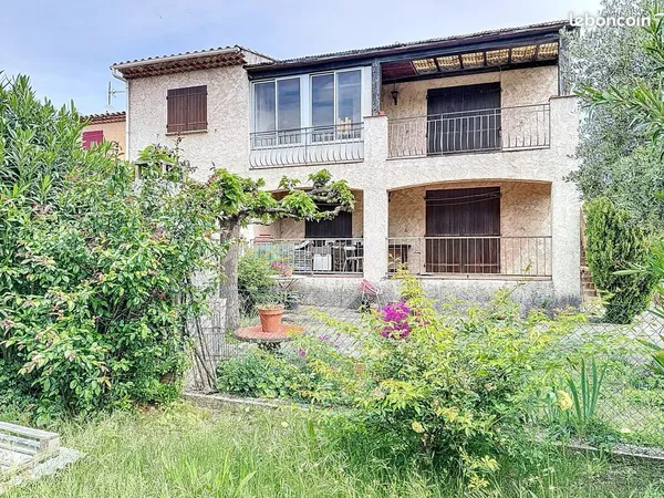 Appartement T4 avec terrasse et stationnement