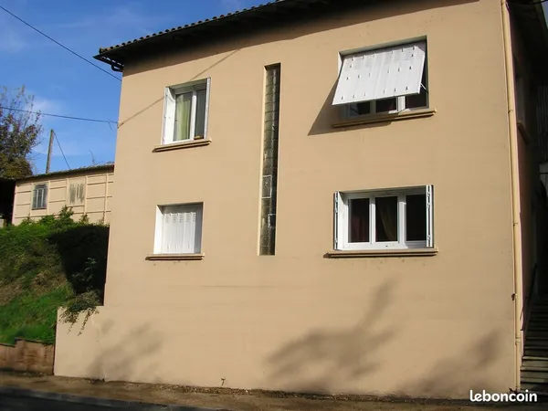 Maison avec terrain et hangar