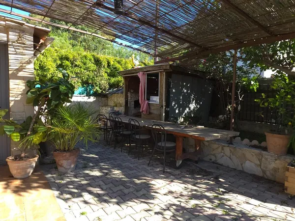 Une maison plein de potentiel, au calme et au coeur de la ville!