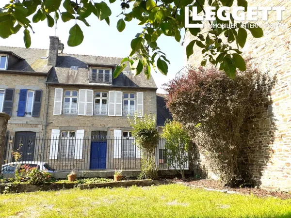 Charmante maison de bourg en pierres, 2 chambres, ravissant jardin, commerces à pied, à 19 km du Mt 