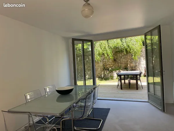 Maison centre village avec jardin clos de murs et atelier