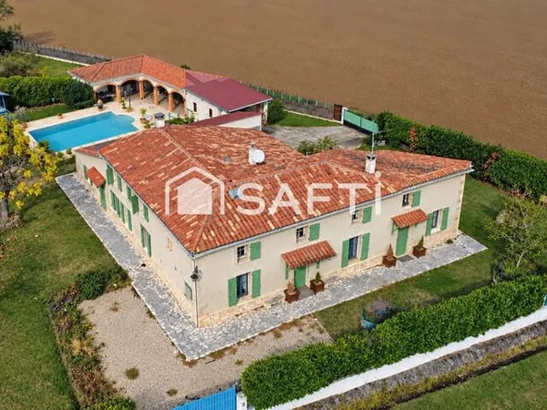 Maison en pierre, piscine et vastes dépendances