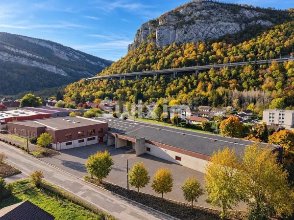 Entrepôt de 3 900 m² avec bureaux et quai de déchargement poids lourds
