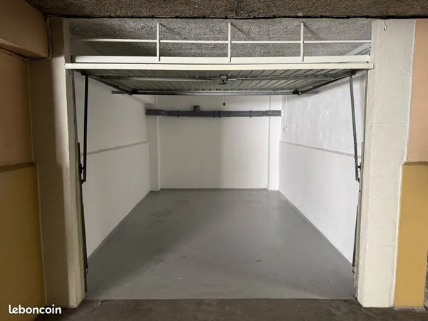 Box / garage sous-sol sécurisé avec ascenseur - Tourcoing