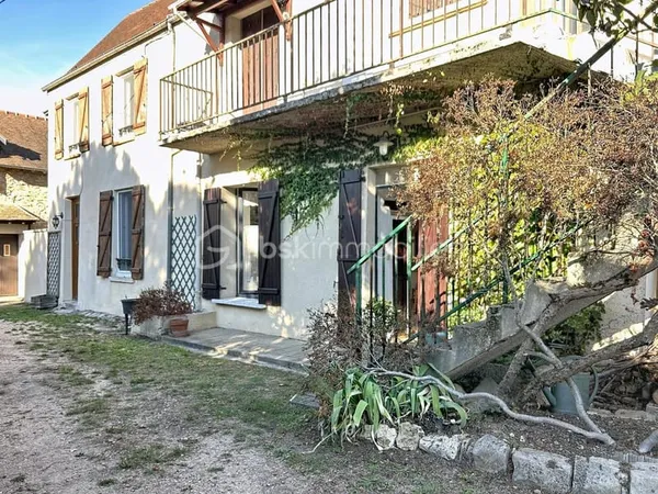 ***APPARTEMENT ATYPIQUE AVEC TERRASSE ET GARAGE - QARTIER DE NAGIS***