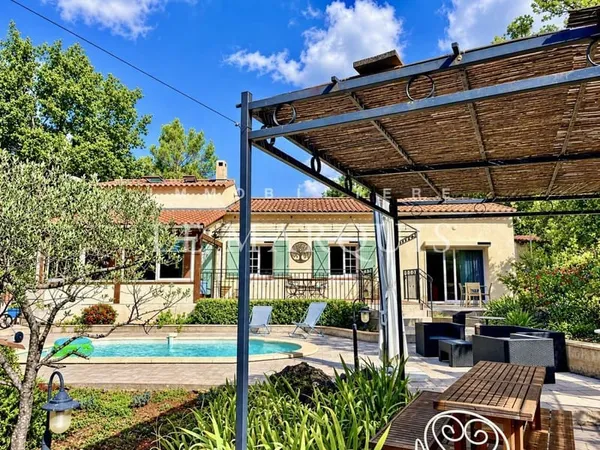 Provence Verte - Propriété avec confortable maison T9 de 202 m2 - Piscine - Parc arboré de 3 340 m2 