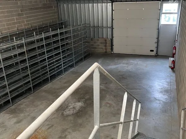 Local d'activité de stockage et bureaux 180m²
