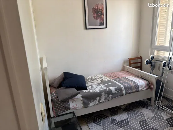 Bonjour, une chambre est disponible à la location. Elle comprend un lit, une couette, une télévision