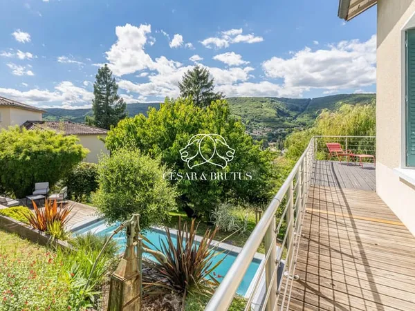 Maison de 200 m² à la vue panoramique sur la Saône, avec pisc