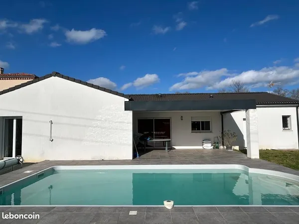 Maison récente de plain-pied avec piscine, climatisation et garage