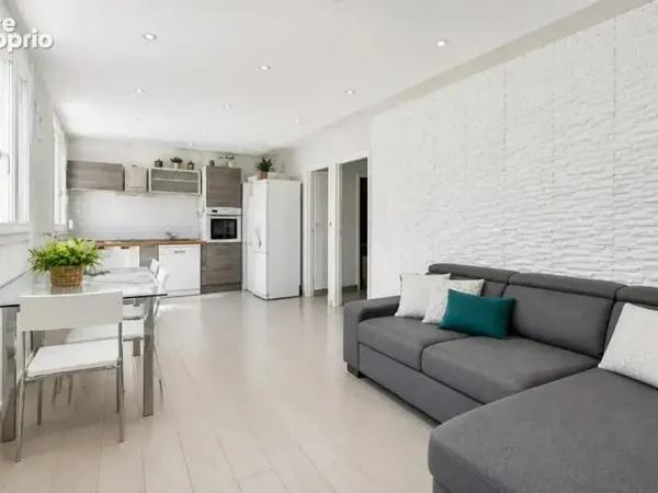 Appartement de trois pièces ! Copropriété familiale avec ravalem
