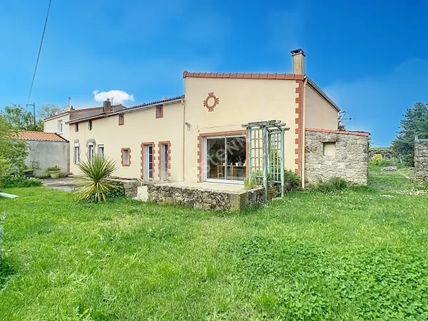 Venez découvrir cette magnifique maison en pierres apparentes, nichée dans un écrin de verdure, à se